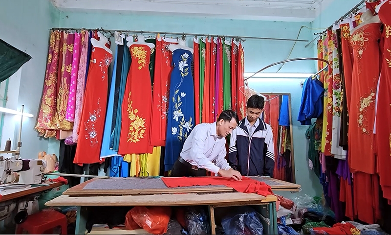 Làng nghề đàn ông may áo dài - một nghìn năm lưu giữ vẻ đẹp Việt