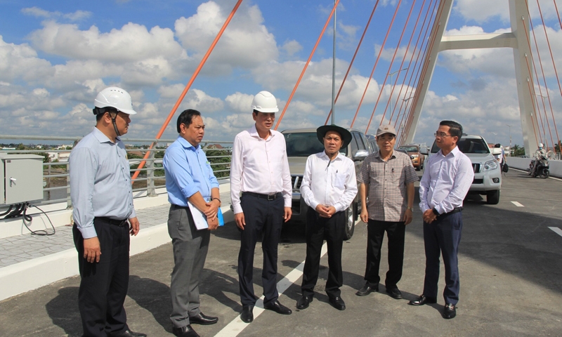 Hội đồng kiểm tra công tác nghiệm thu hoàn thành của chủ đầu tư đối với công trình cầu Trần Hoàng Na, thành phố Cần Thơ