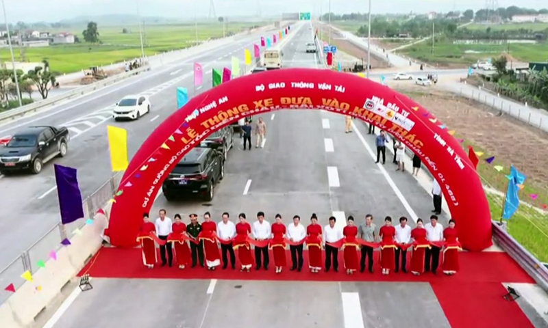 Thủ tướng phát lệnh thông xe cao tốc Bắc - Nam đoạn Diễn Châu đến Quốc lộ 46B