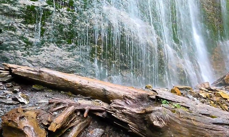 Ngọn thác đẹp nhất thế giới ẩn sâu trong khu rừng nguyên sinh