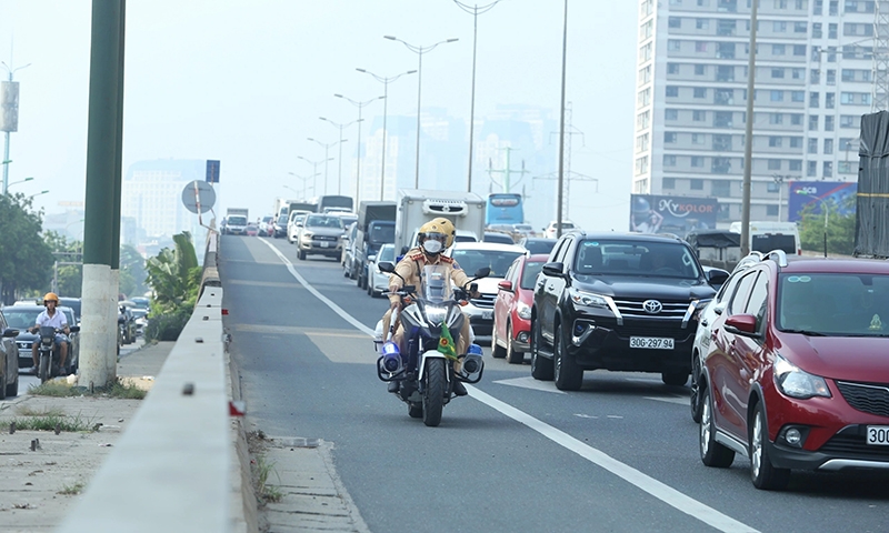 CSGT Hà Nội đi mô tô đặc chủng tuần tra trên đường vành đai 3