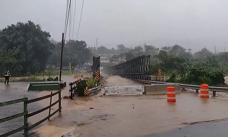 Nước lũ cuốn trôi cây cầu ở Puerto Rico