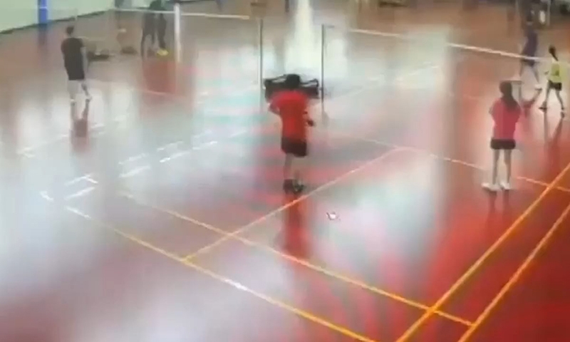 Người chơi cầu lông tháo chạy khi trần nhà sập xuống ở Đài Loan