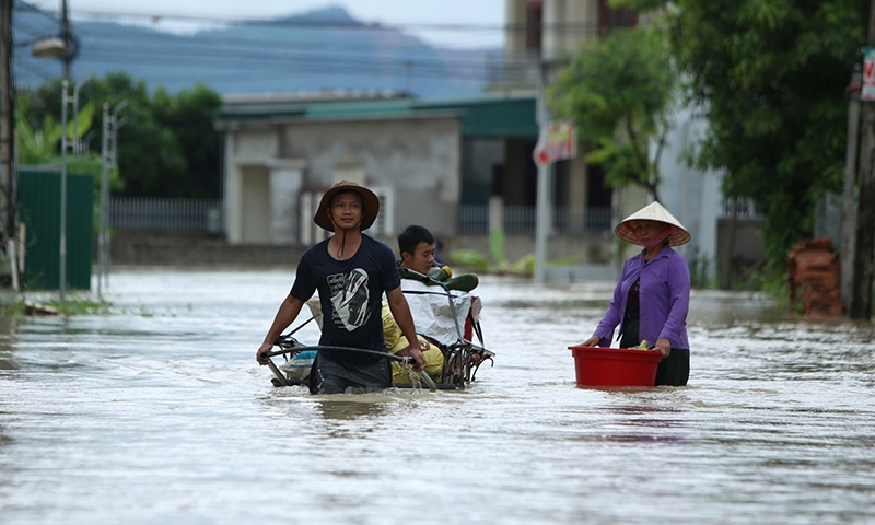 Quỳnh Lưu ngập trong biển nước, người dân khổ sở chống chọi