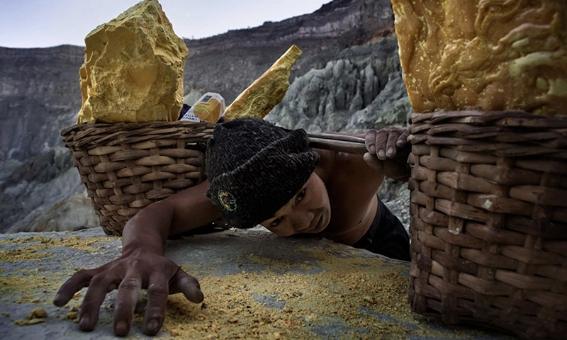 Nghề khai thác 'vàng quỷ' nguy hiểm ở Indonesia