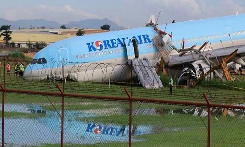 Máy bay Hàn Quốc chở 173 người trượt khỏi đường băng