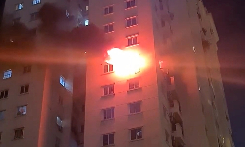 Lửa bốc cháy ngùn ngụt từ căn hộ chung cư ở Hà Nội