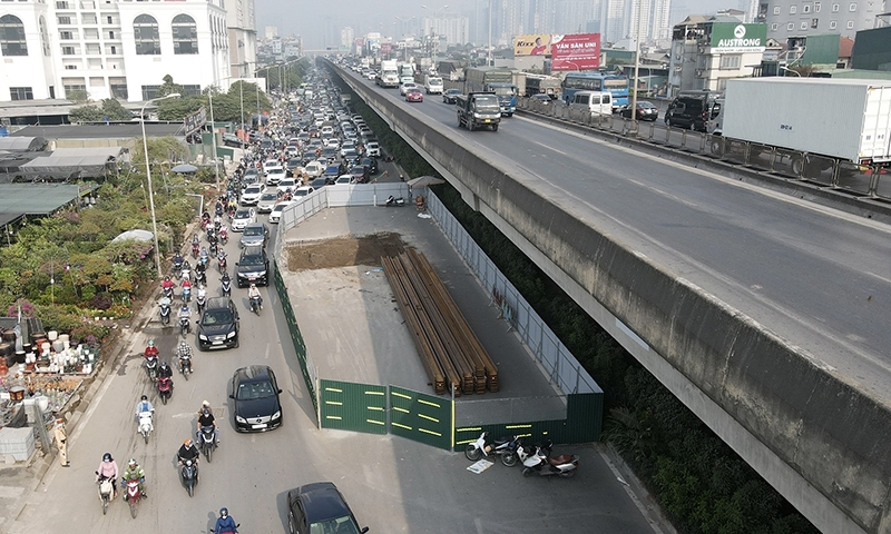 Quây tôn chiếm 2/3 lòng đường Nguyễn Xiển, giao thông ùn tắc cục bộ