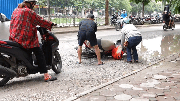 'Bẫy' trên đoạn đường từng bị sụt sâu 1 mét ở Hà Nội