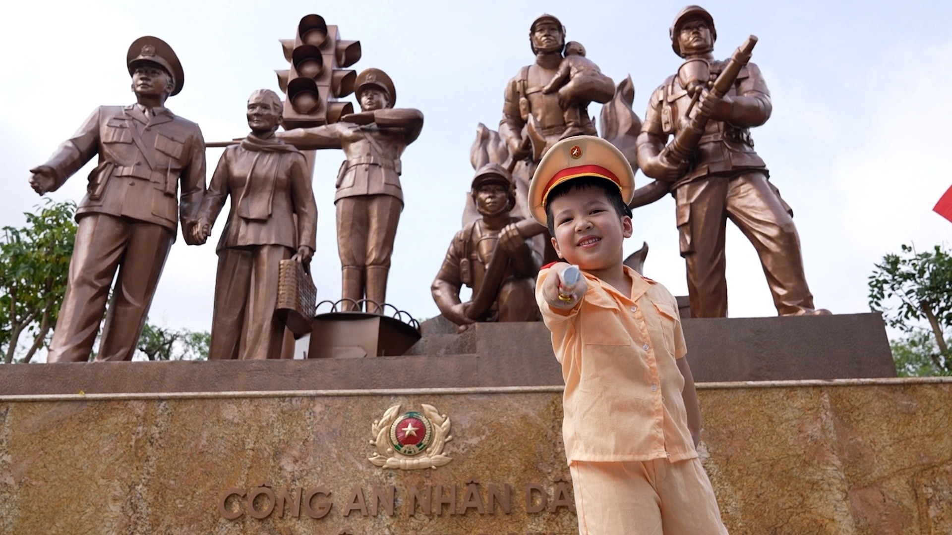 Người Hà Nội tham quan, chụp hình trước tượng đài CSGT và PCCC