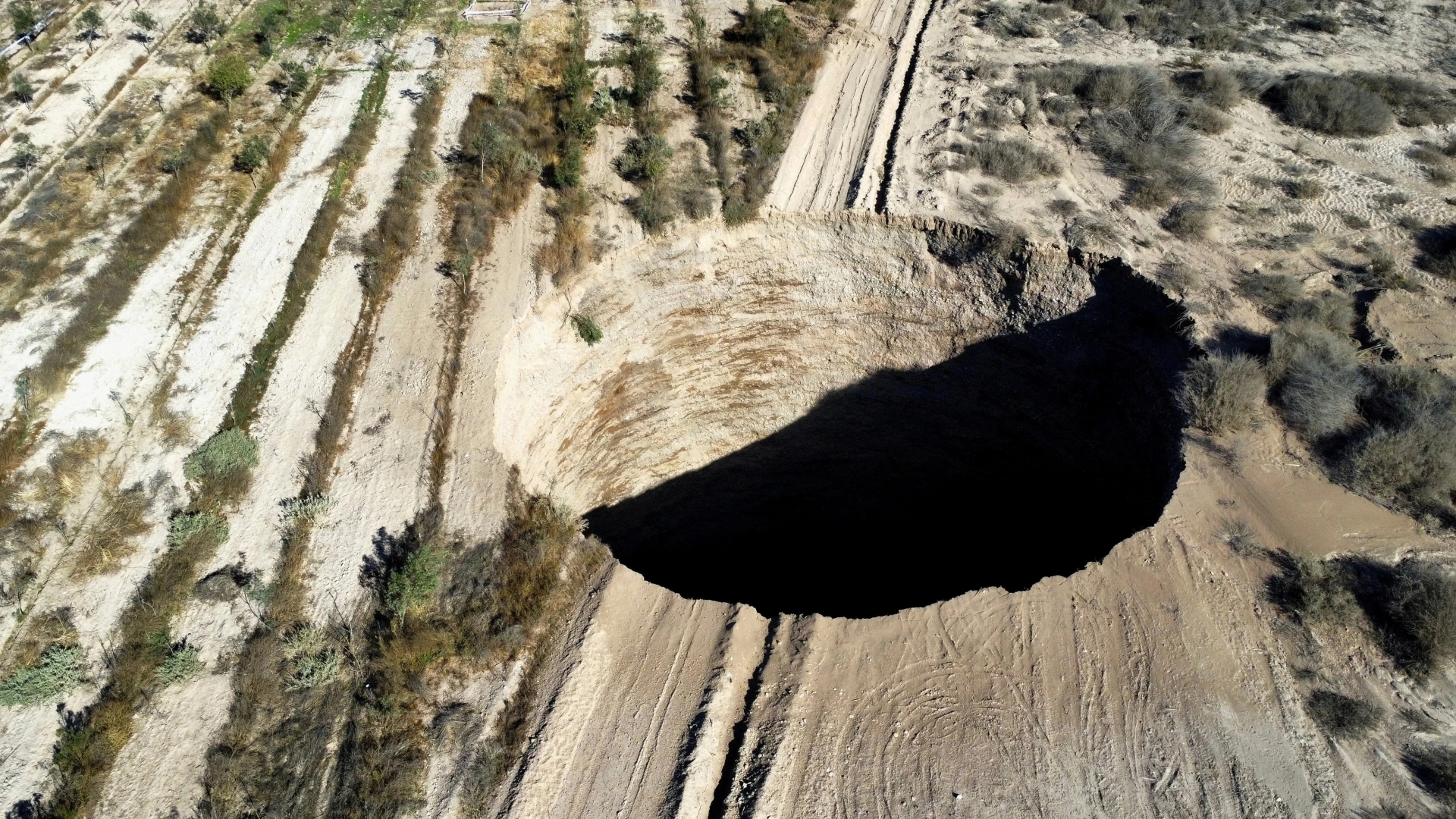 Xuất hiện 'hố tử thần' sâu 200 m ở Chile