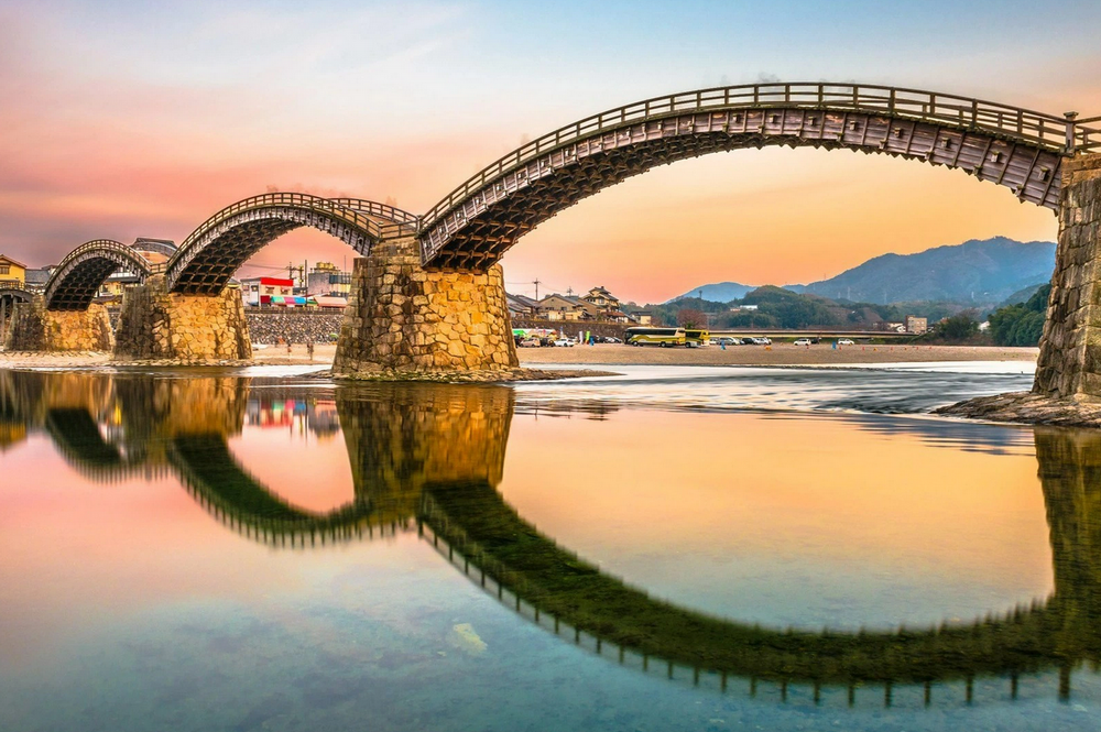 Cầu gỗ uốn cong có lịch sử gần 350 năm ở Nhật Bản
