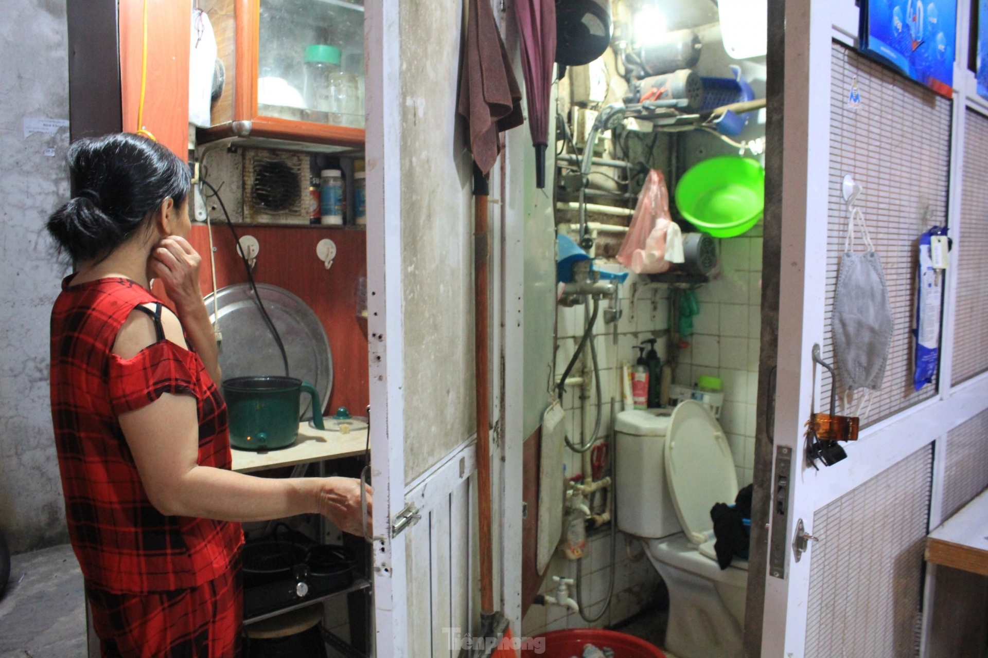 Tận thấy cuộc sống trong căn hộ 'hộp diêm' ở khu nhà gỗ của Hà Nội