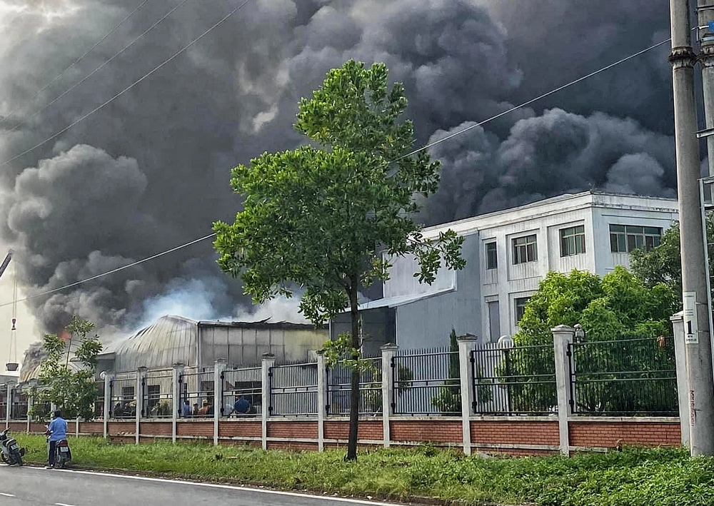 Cháy lớn trong khu công nghiệp ở Hà Nội