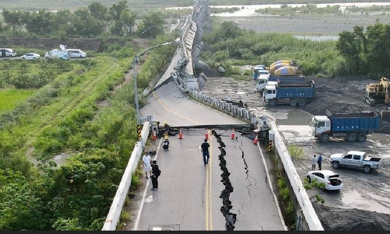 Cầu bị sập hoàn toàn sau động đất ở Đài Loan