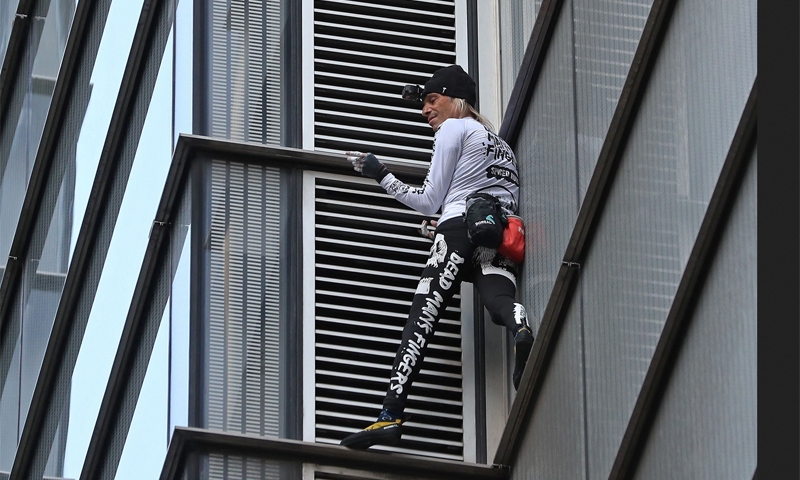 Chàng trai tay không leo tòa nhà 29 tầng ở Paris