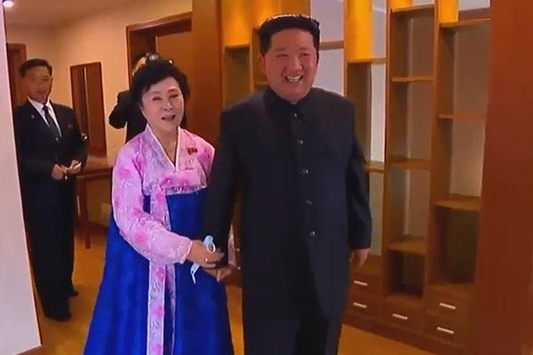 NLĐ Kim đích thân tặng nhà cho "Quý bà áo hồng" nổi tiếng ở Triều Tiên