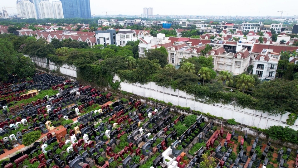 Chung cư, biệt thự cao cấp liền kề với nghĩa trang ở Hà Nội