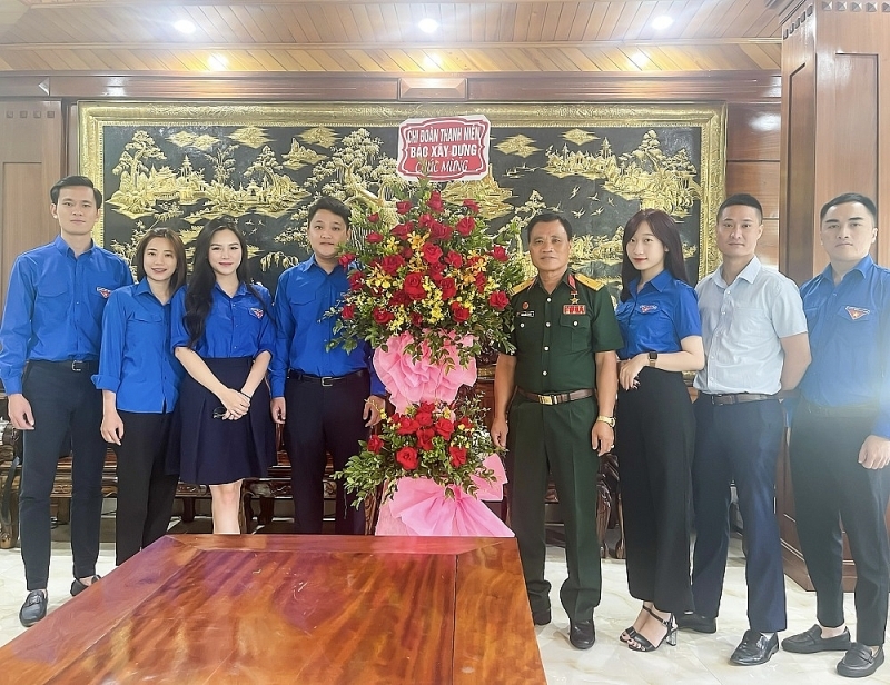 Chi đoàn thanh niên Báo Xây dựng tặng hoa tri ân tại Xí nghiệp tập thể thương binh Quang Minh