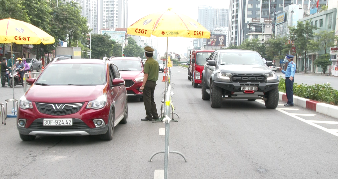 Hà Nội: Đông nhưng không ùn tắc ngày đầu áp dụng giấy đi đường mới 