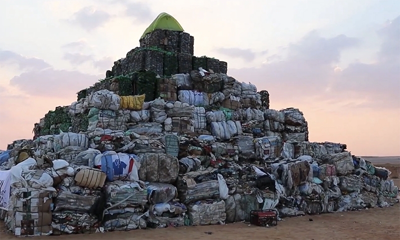 Kim tự tháp từ rác thải nhựa lớn nhất thế giới