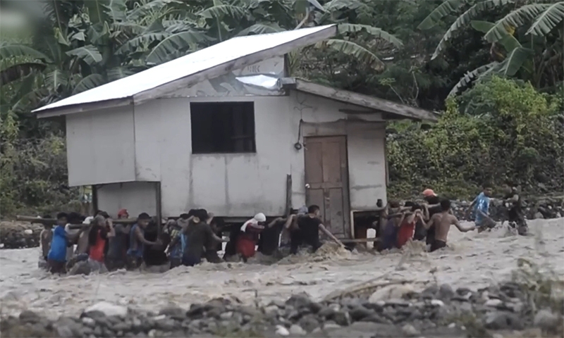 Hơn 40 người khiêng nhà tránh lũ ở Philippines