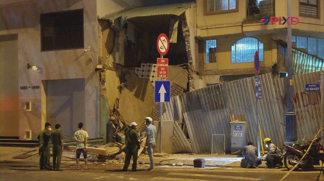 Thành phố Hồ Chí Minh: Gác lửng sập do nhà kế bên thi công, 5 người may mắn thoát chết